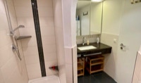 Badezimmer Dusche und Waschtisch